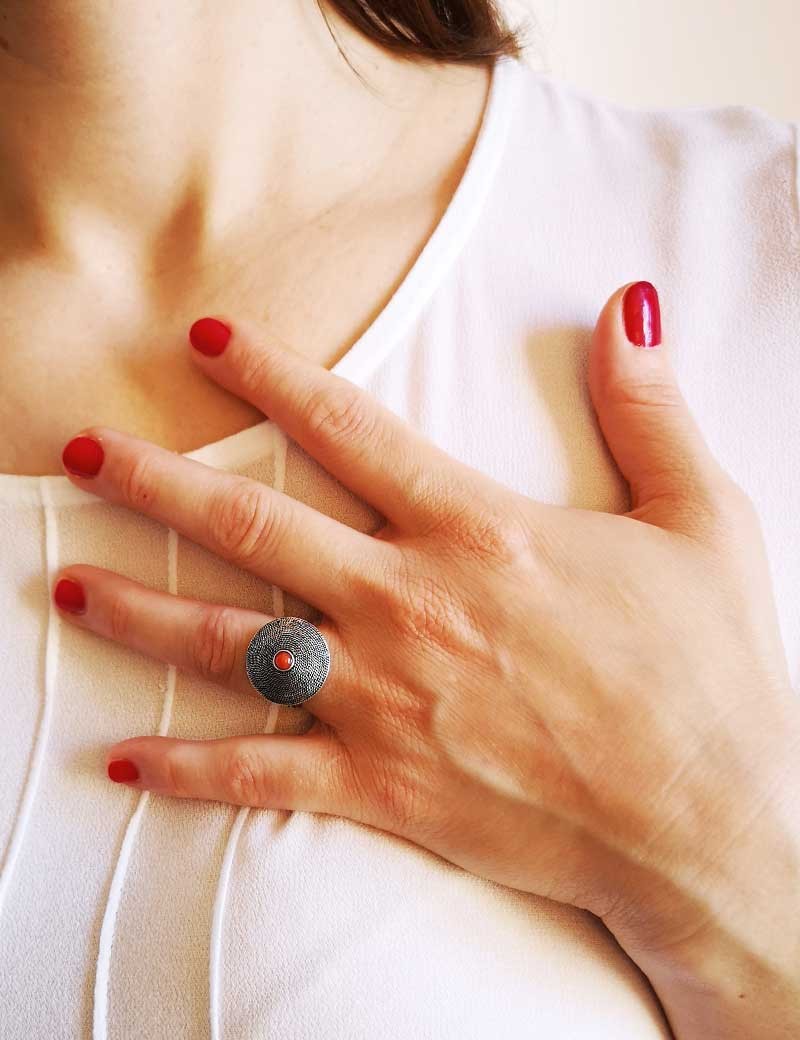 Anello sardo in argento con corbula e corallo
