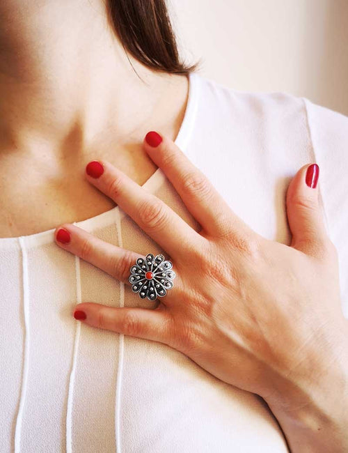 Anello sardo in filigrana d'argento con granette e corallo