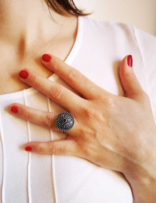 Anello sardo a bottone campidanese in argento con granette e pietra rossa