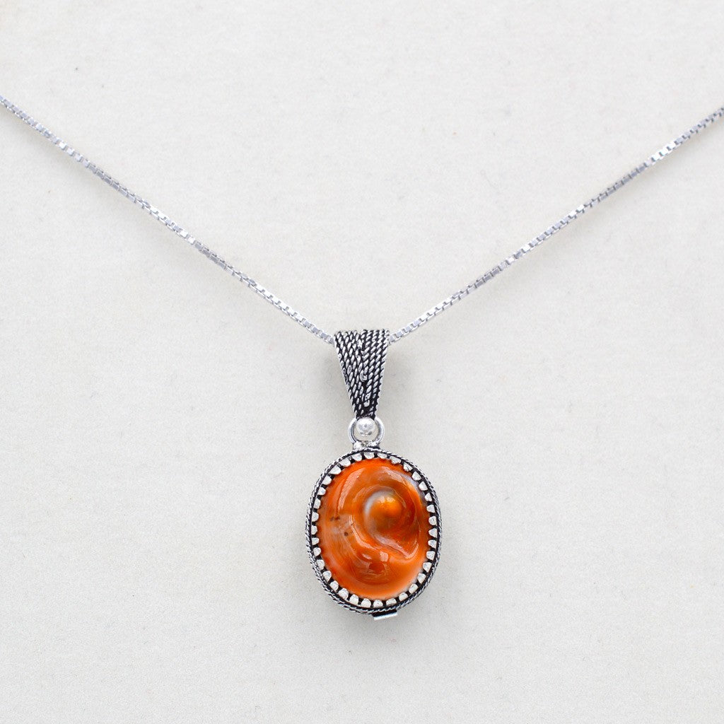 Catenina con ciondolo sardo ovale in argento con broccato e Occhio di Santa Lucia