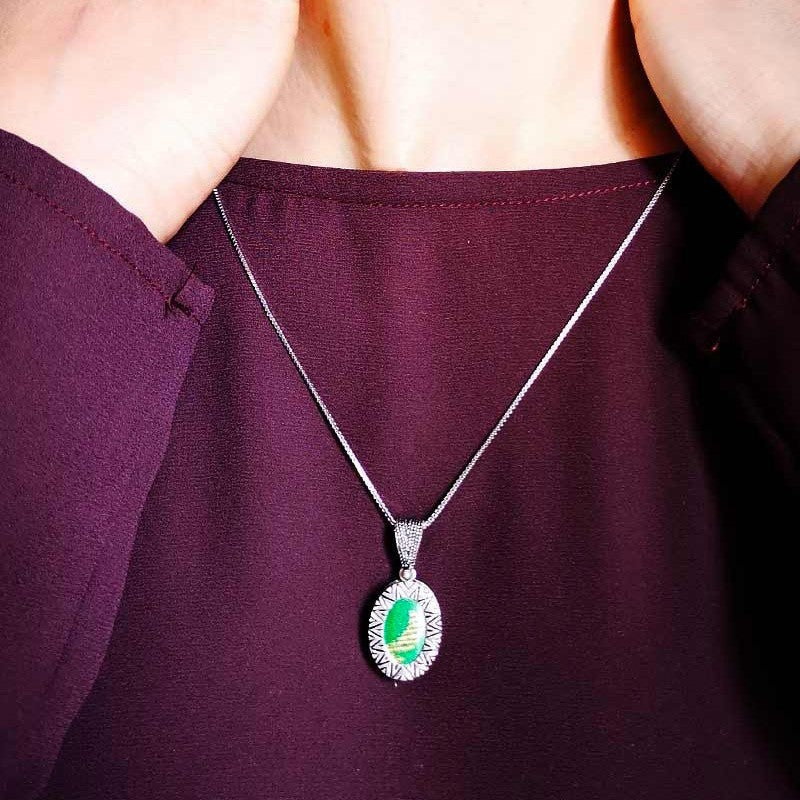 Catenina con ciondolo sardo ovale in argento con broccato e Occhio di Santa Lucia