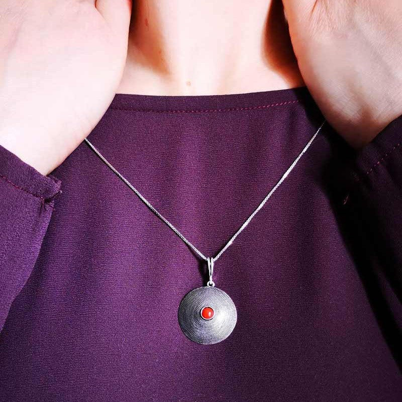 Catenina con ciondolo sardo a corbula in argento e corallo
