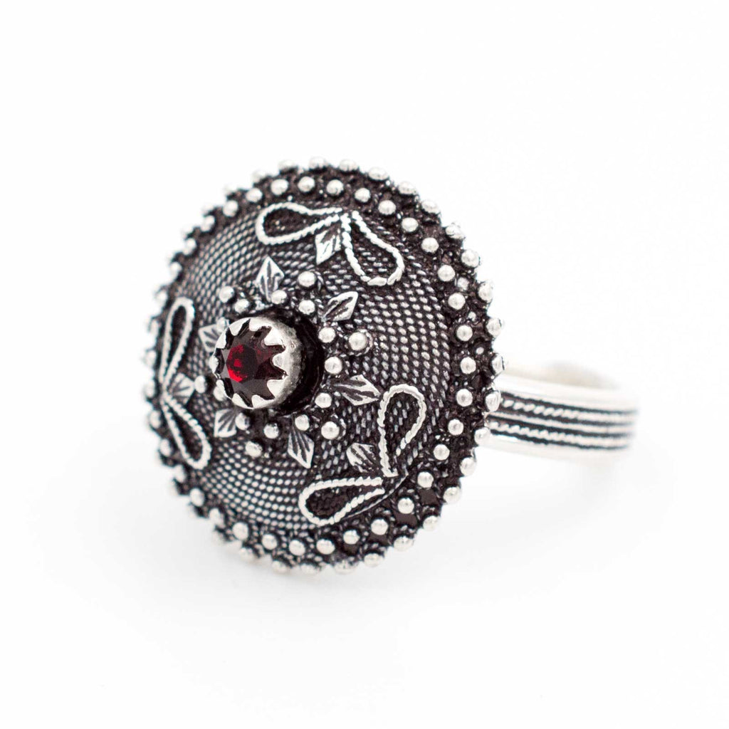 Anello sardo a bottone campidanese in argento con granette e pietra rossa