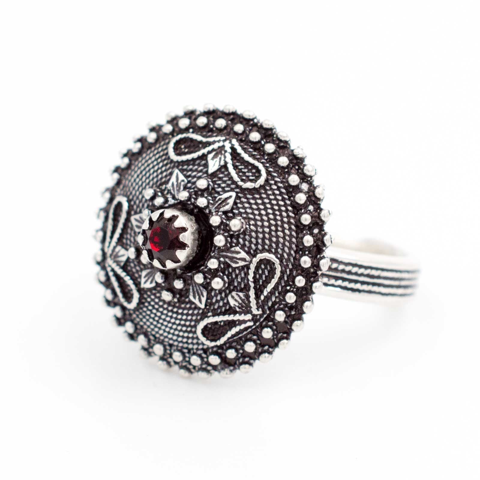 Anello sardo a bottone campidanese in argento con granette e pietra rossa