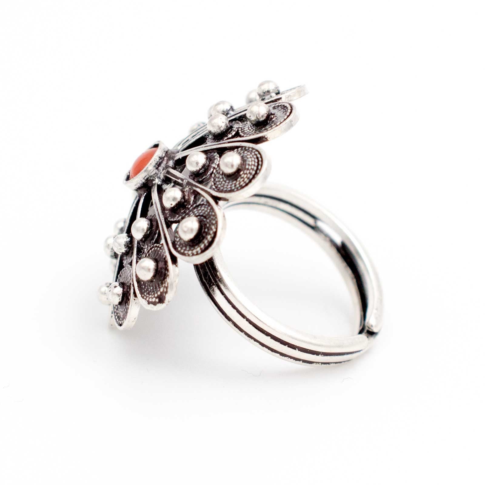 Anello sardo in filigrana d'argento con granette e corallo