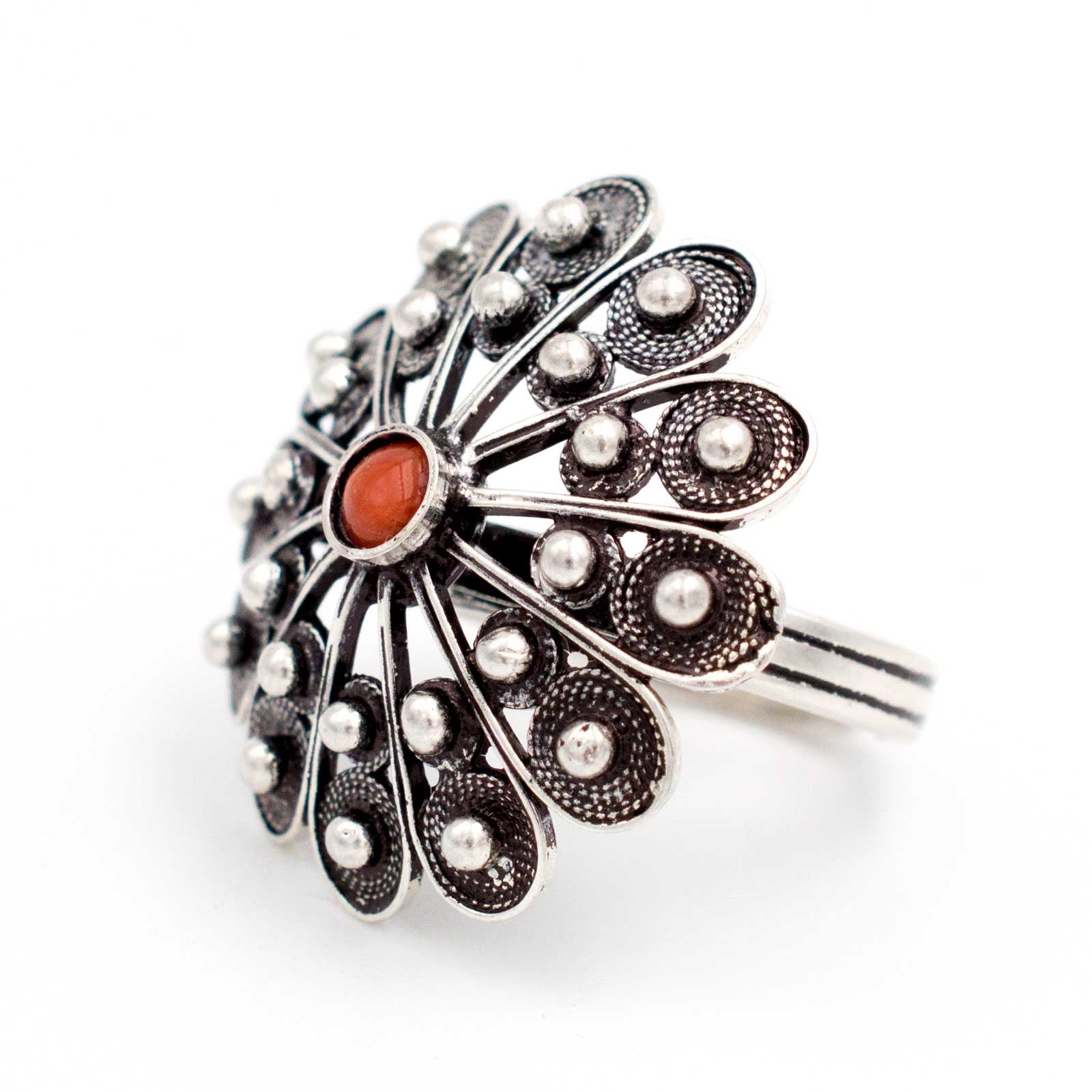 Anello sardo in filigrana d'argento con granette e corallo