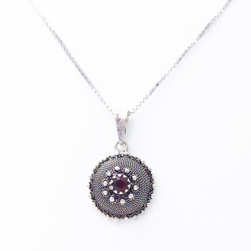 Catenina con ciondolo sardo a mezzo bottone in argento con granette e pietra rossa