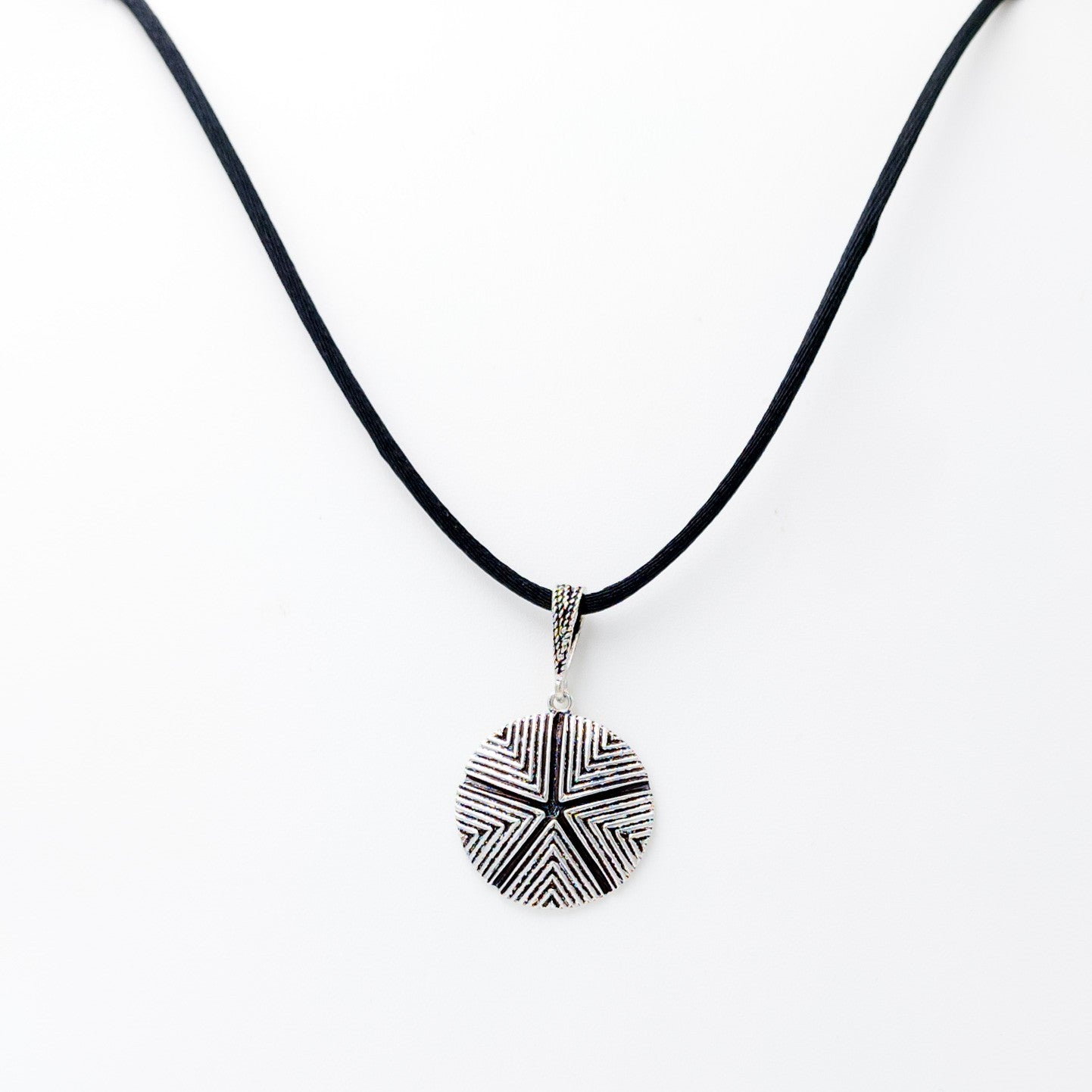 Collana con ciondolo sardo "Sa Pintadera" in argento