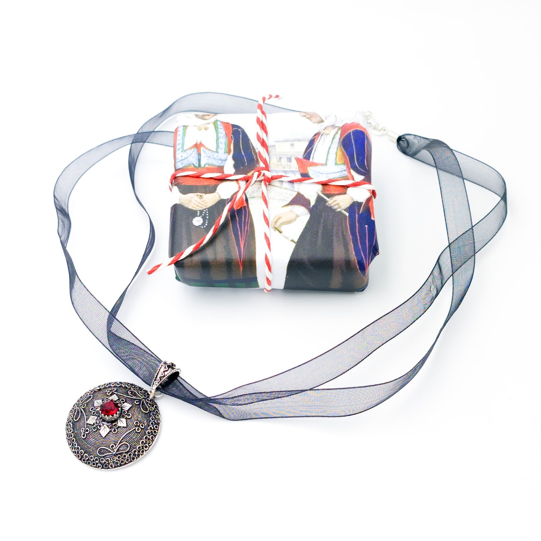Collana bottone campidanese in argento con granette e pietra