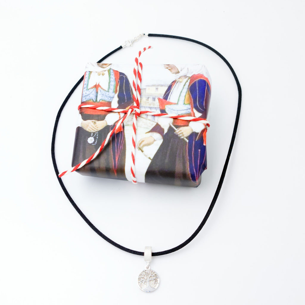 Collana con albero della vita in argento.