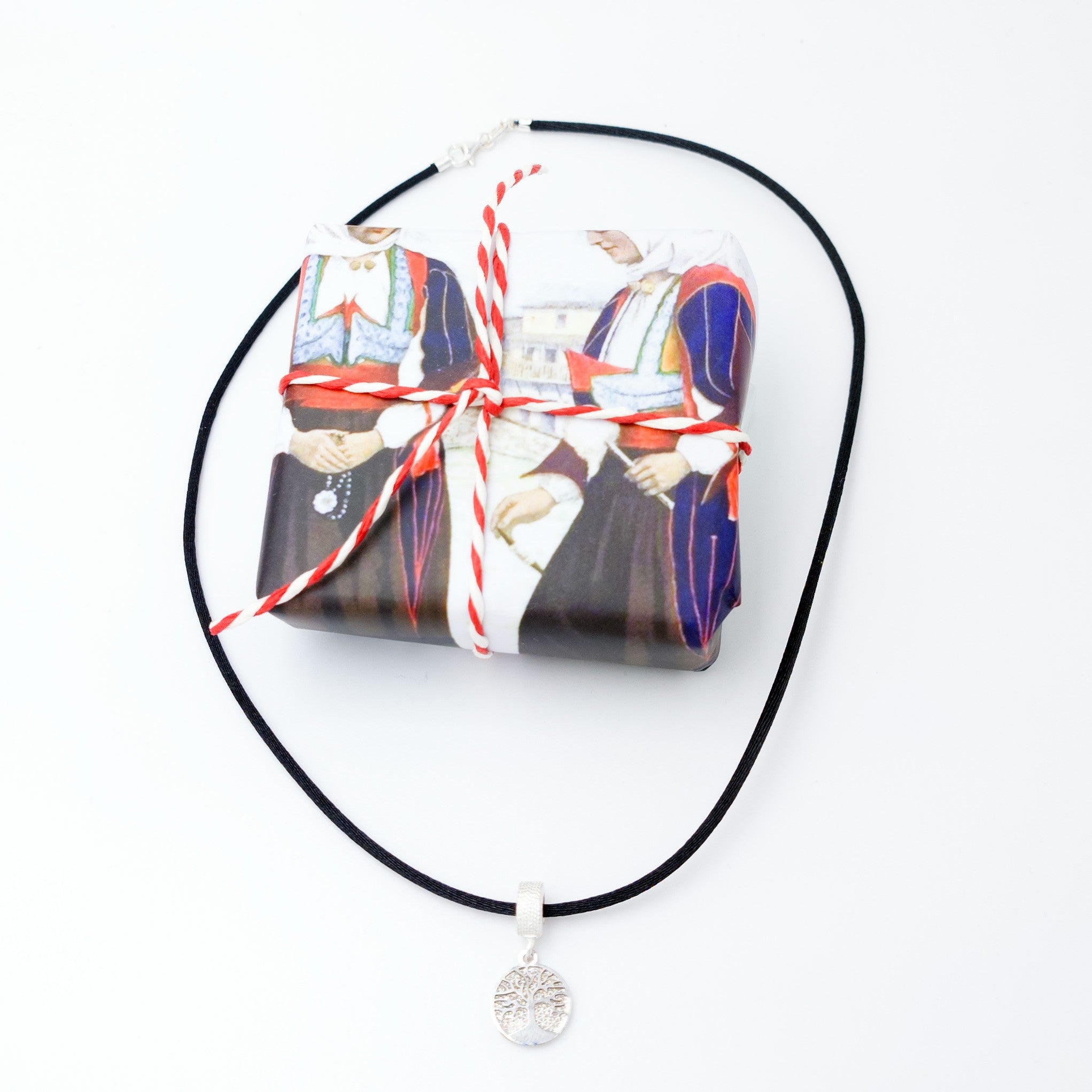 Collana con albero della vita in argento.
