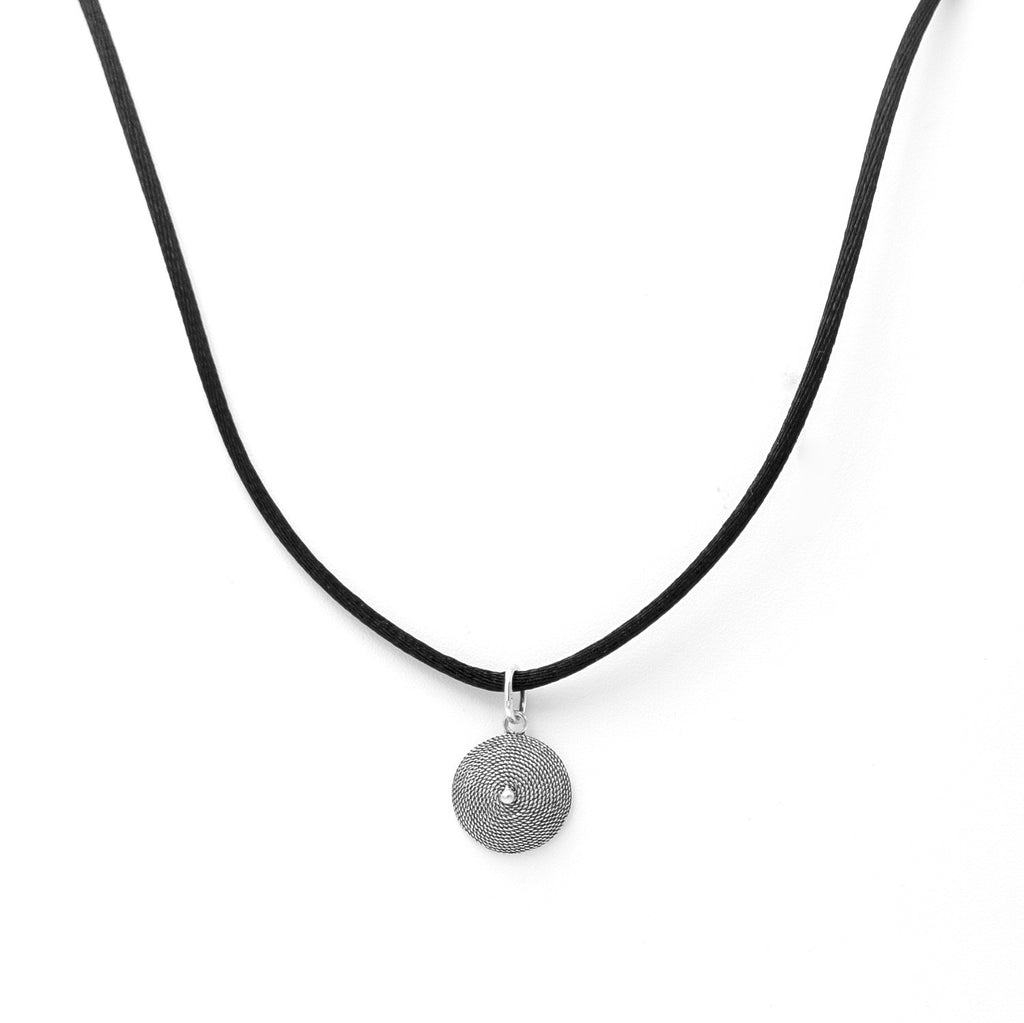 Collana con corbula in argento, finitura brunita.