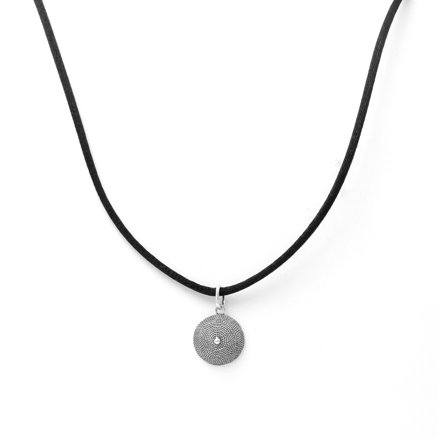 Collana con corbula in argento, finitura brunita.