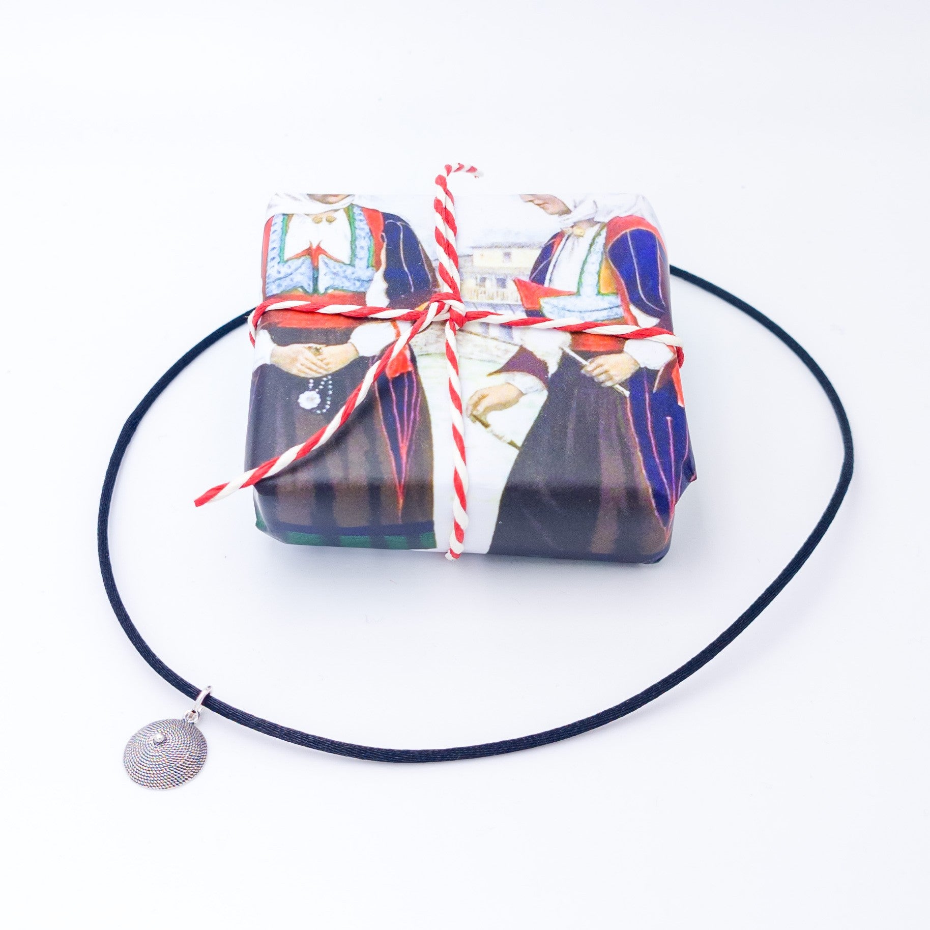 Collana con corbula in argento, finitura brunita.
