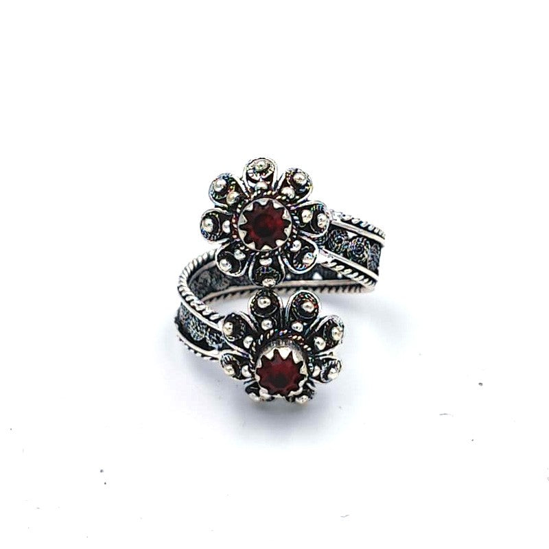 Anello in filigrana d'argento con bottoni sardi e granetta