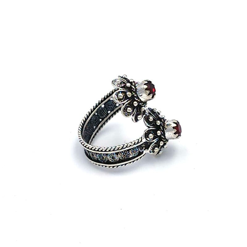 Anello in filigrana d'argento con bottoni sardi e granetta