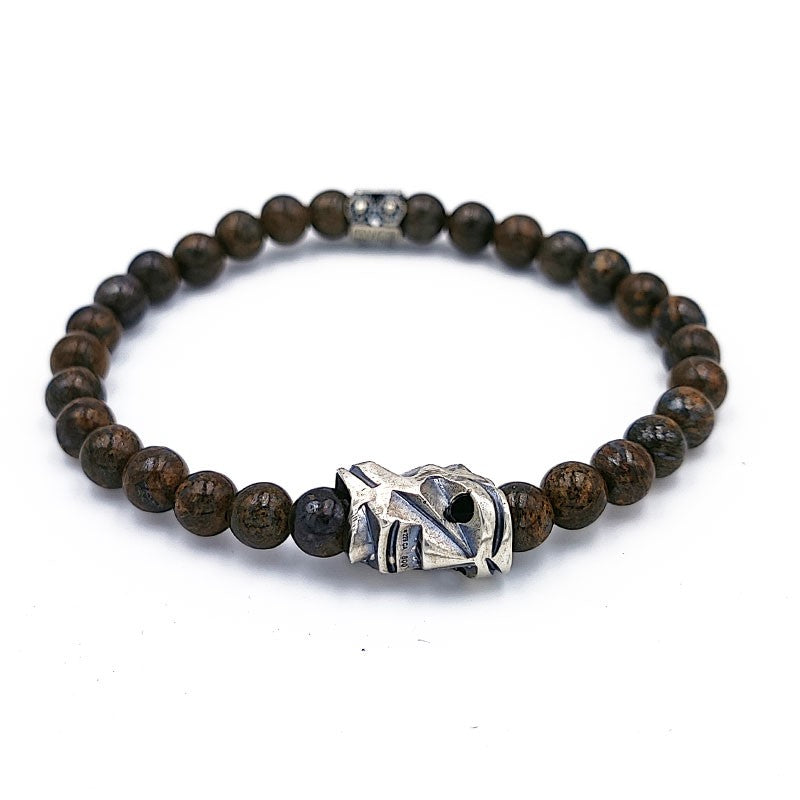Bracciale elastico con pietra Granato e maschera sarda mamuthones in argento