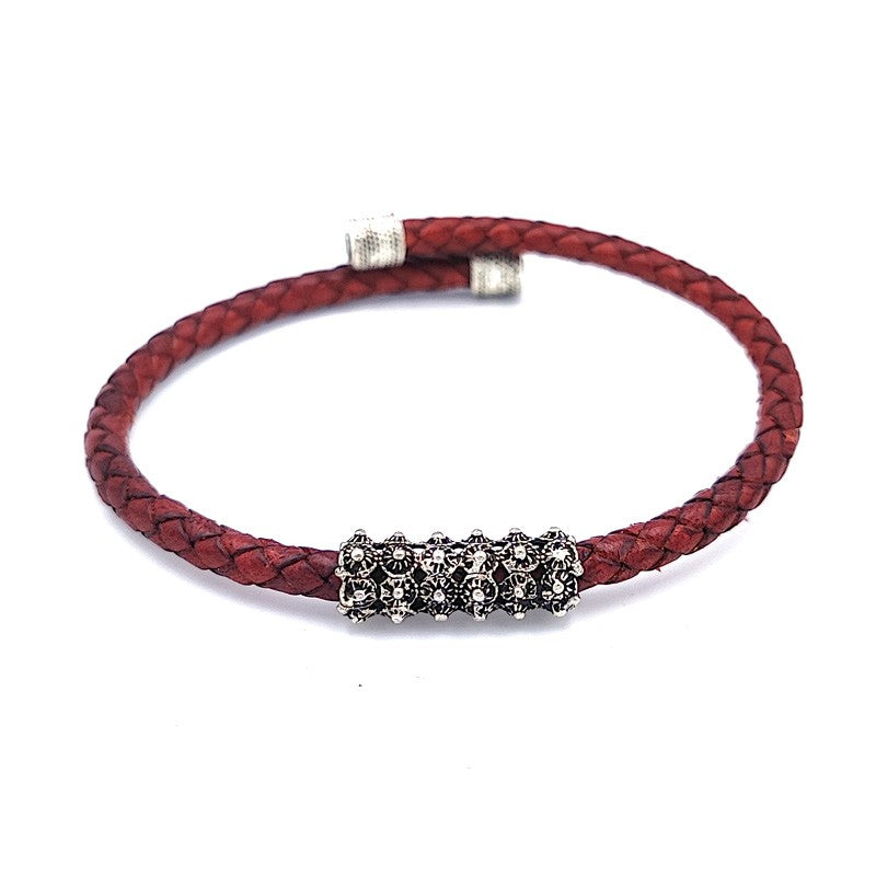 Bracciale sardo in pelle rossa intrecciata con passante in filigrana d'argento