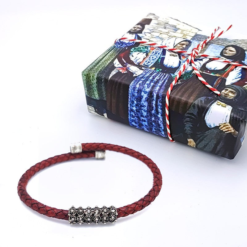 Bracciale sardo in pelle rossa intrecciata con passante in filigrana d'argento