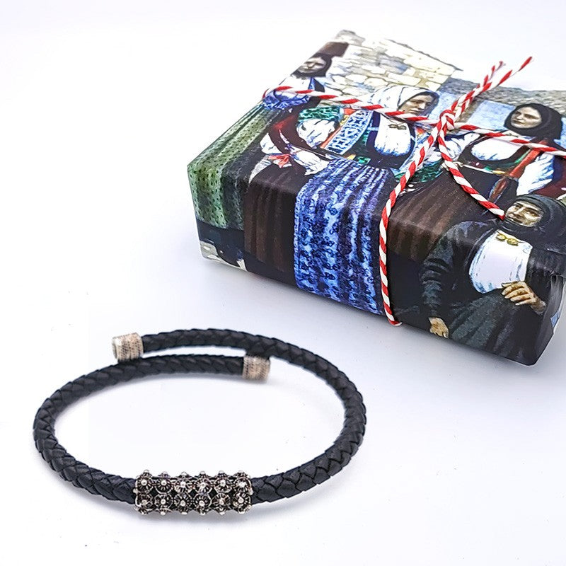 Bracciale sardo in pelle nera intrecciata con passante in filigrana d'argento