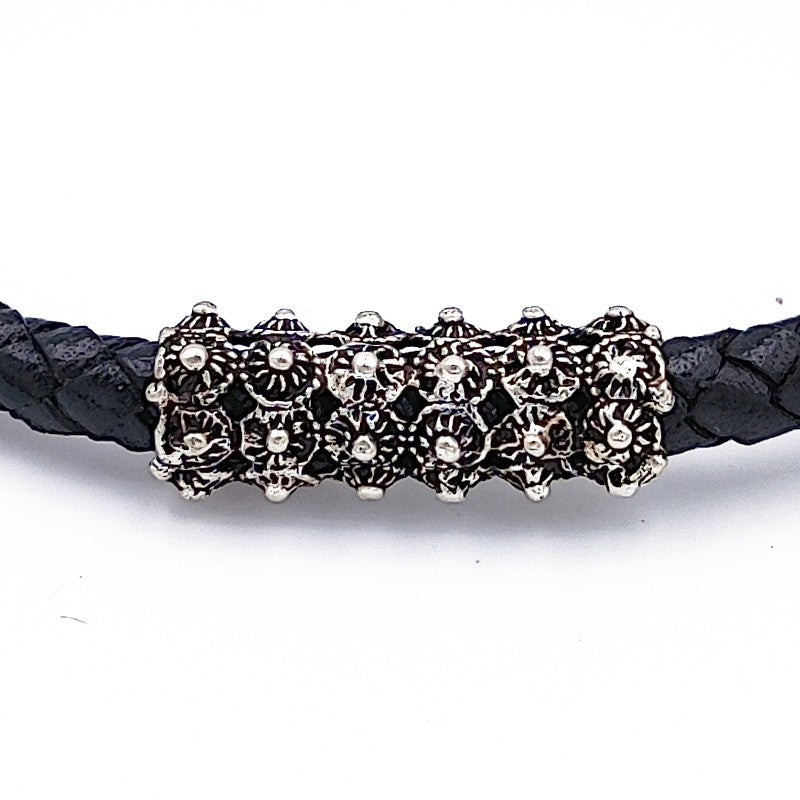 Bracciale sardo in pelle nera intrecciata con passante in filigrana d'argento