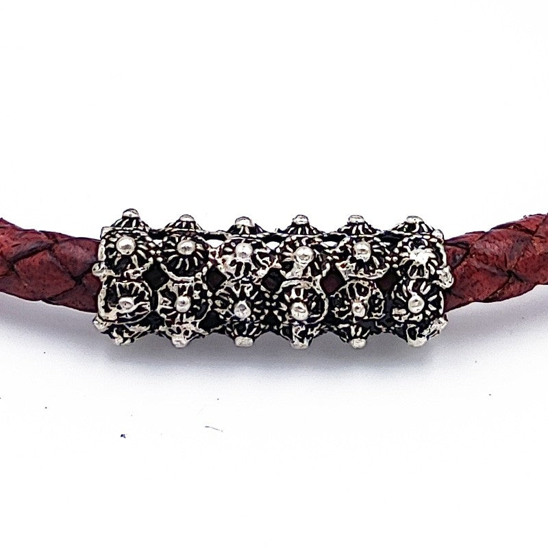 Bracciale sardo in pelle rossa intrecciata con passante in filigrana d'argento