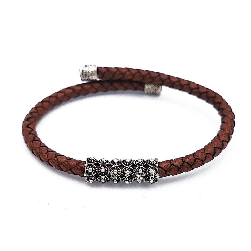 Bracciale sardo in pelle marrone intrecciata con passante e finiture in argento