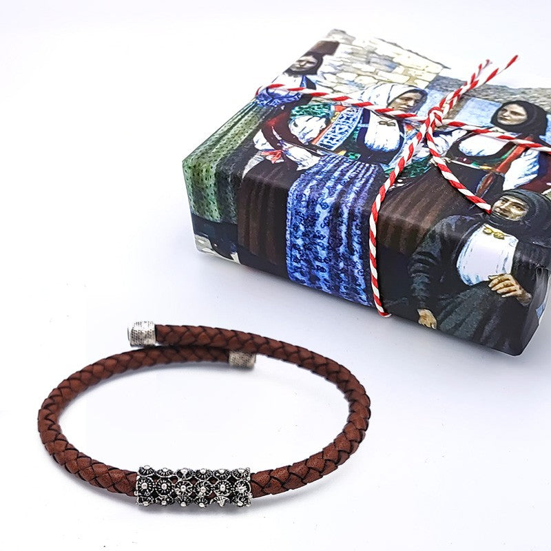 Bracciale sardo in pelle marrone intrecciata con passante e finiture in argento
