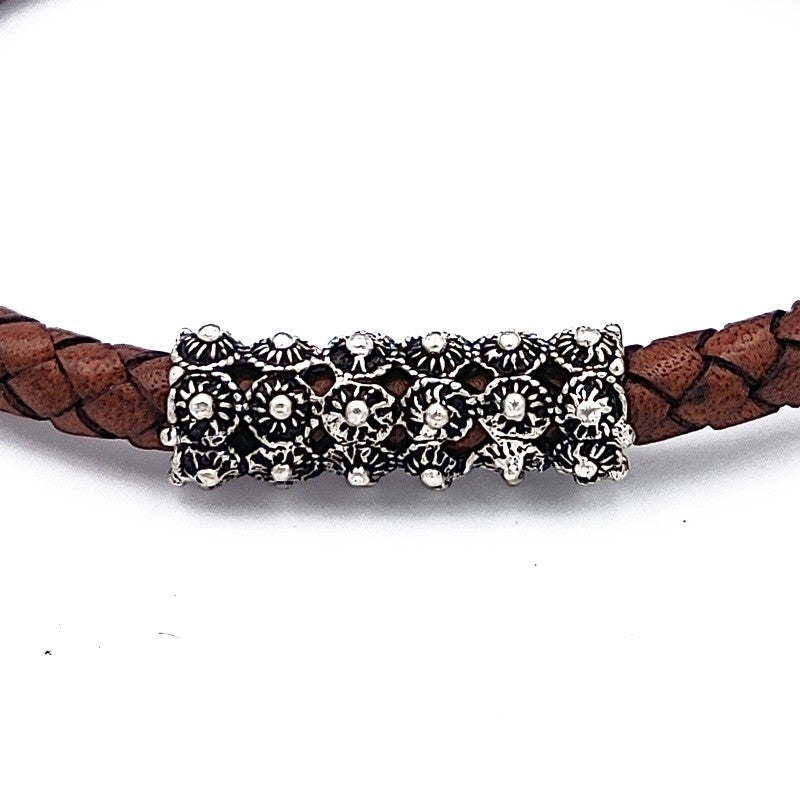 Bracciale sardo in pelle marrone intrecciata con passante e finiture in argento