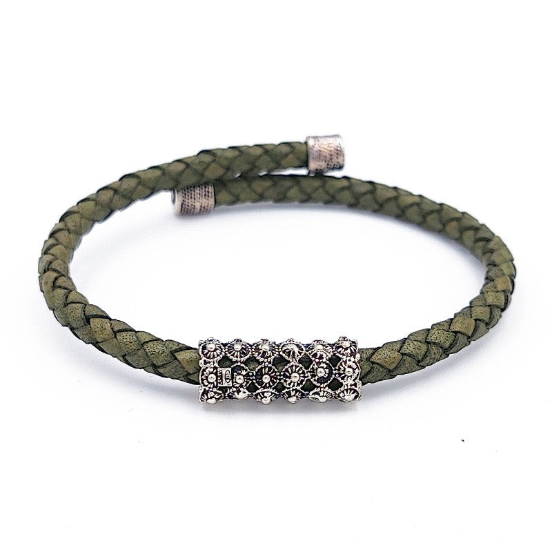 Bracciale sardo in pelle verde intrecciata con passante in filigrana d'argento