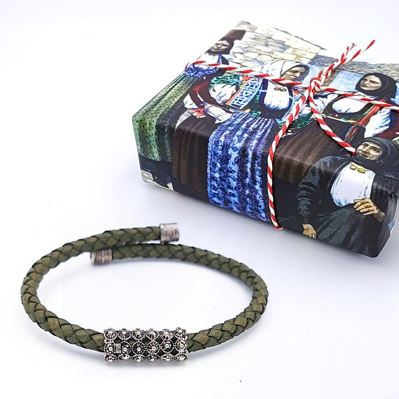 Bracciale sardo in pelle verde intrecciata con passante in filigrana d'argento