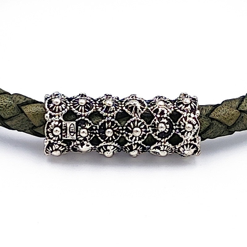 Bracciale sardo in pelle verde intrecciata con passante in filigrana d'argento