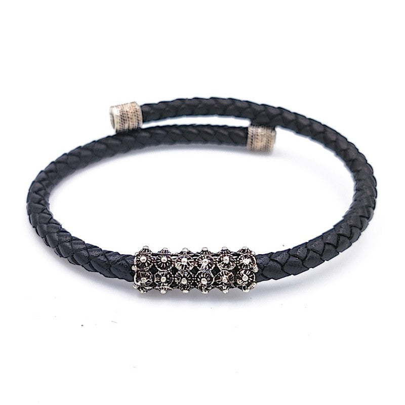 Bracciale sardo in pelle nera intrecciata con passante in filigrana d'argento