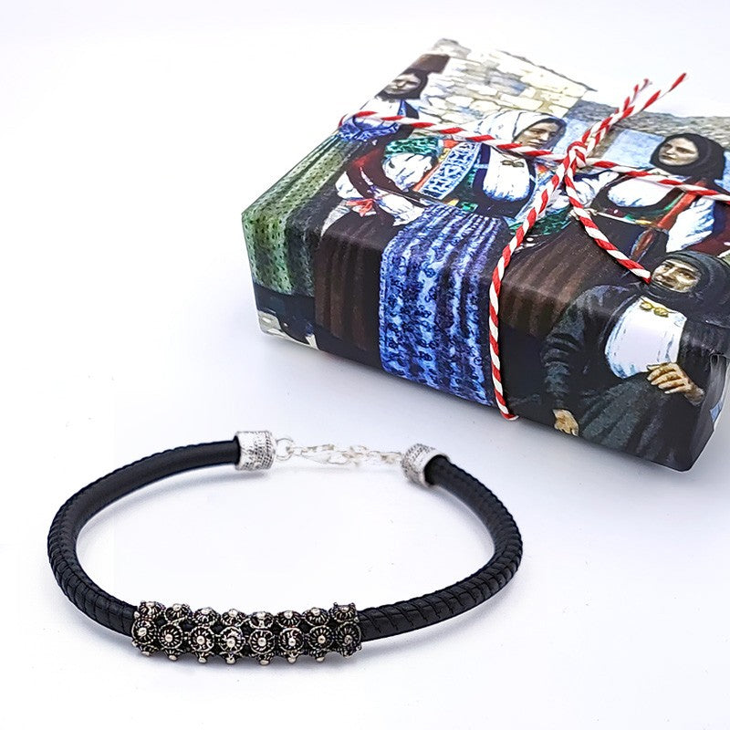 Bracciale sardo in pelle con passante e finiture in filigrana d'argento