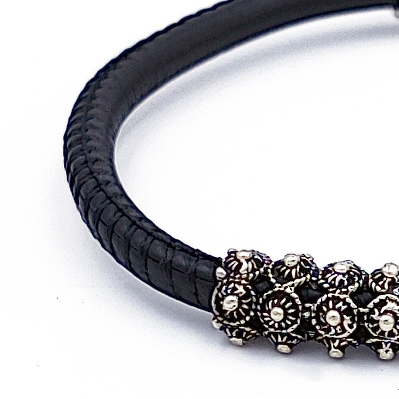 Bracciale sardo in pelle con passante e finiture in filigrana d'argento