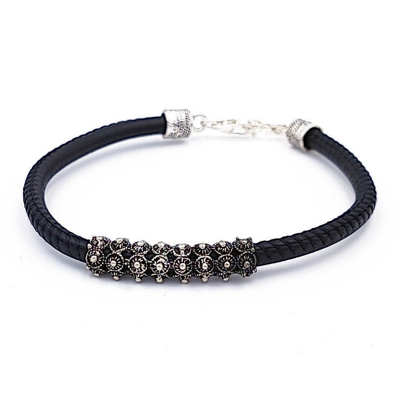 Bracciale sardo in pelle con passante e finiture in filigrana d'argento